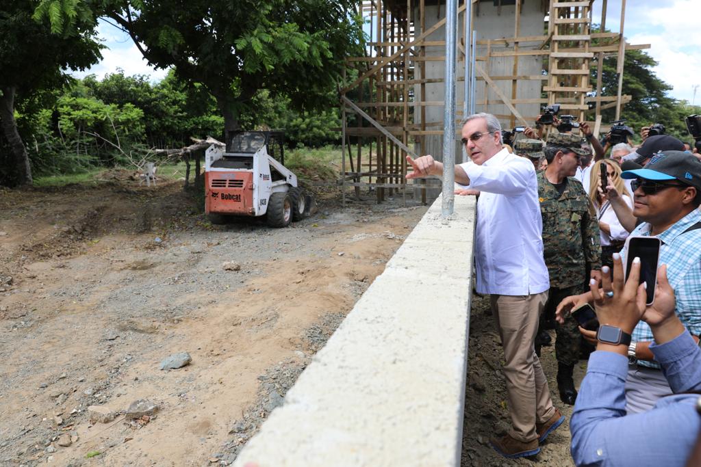 Presidente Luis Abinader recorriendo la frontera