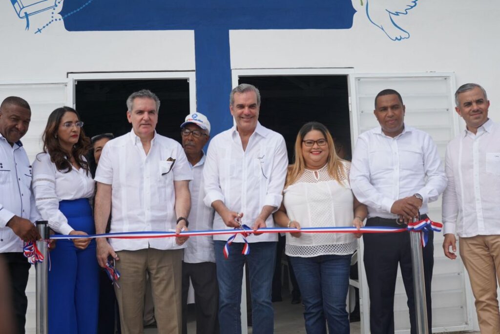 Autoridades entregan proyecto viviendas.