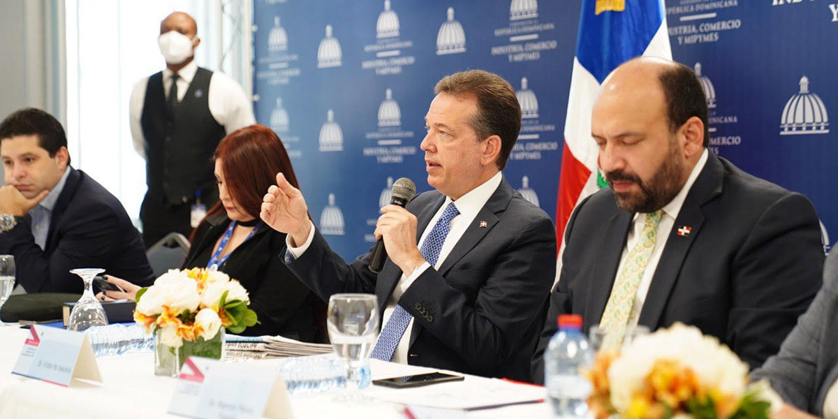 Ito Bisonó y funcionarios de ICM