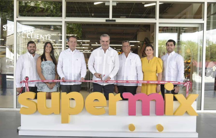 El presidente Luis Abinader y el ministro Ito Bisonó en corte de cinta.