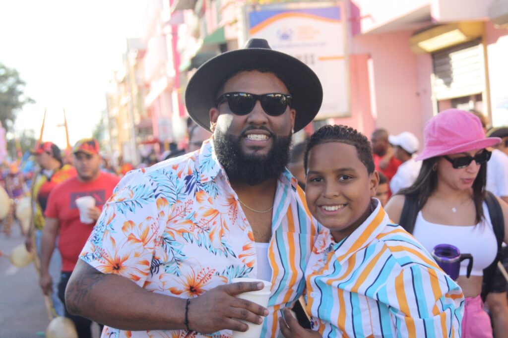 Anthony Martínez junto a su hijo.