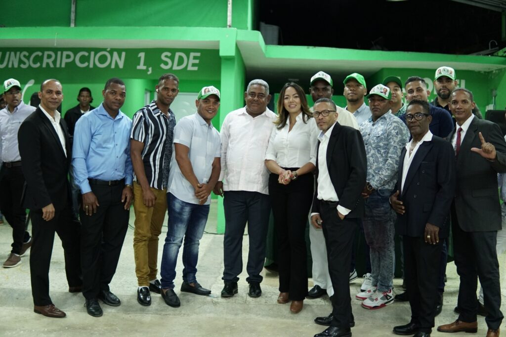 Leandra Acosta y dirigentes políticos