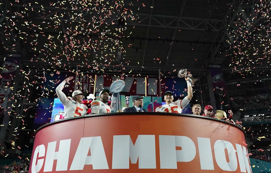 El mariscal de campo de los Kansas City Chiefs, Patrick Mahomes (15), sostiene el Trofeo Vince Lombardi mientras celebra con sus compañeros de equipo después del partido de fútbol americano NFL Super Bowl 57 contra los Philadelphia Eagles, el domingo 12 de febrero de 2023, en Glendale, Arizona. Los Kansas City Chiefs derrotaron a los Águilas de Filadelfia 38-35.
