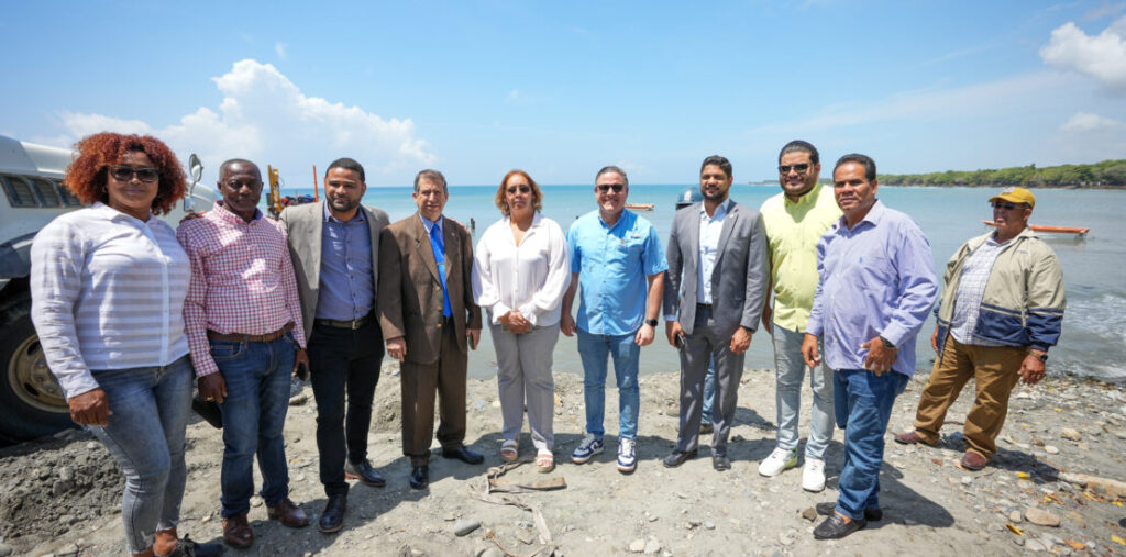Jean Luis Rodríguez supervisa construcción del muelle pesquero de Palenque