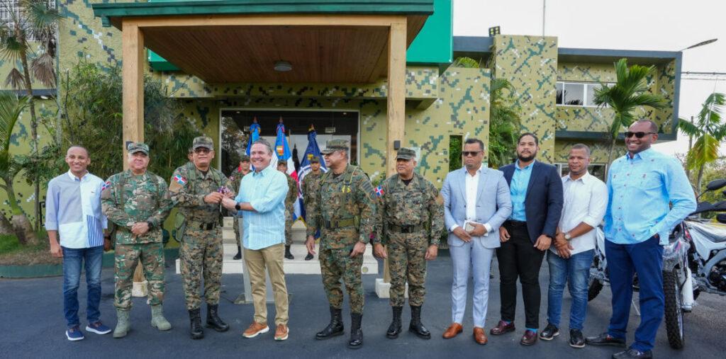 Director de Autoridad Portuaria Dominicana entrega motos al Ejército para fortalecer vigilancia fronteriza