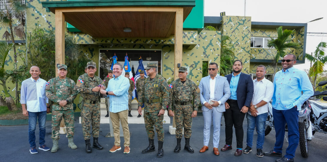 Director de Autoridad Portuaria Dominicana entrega motos al Ejército para fortalecer vigilancia fronteriza