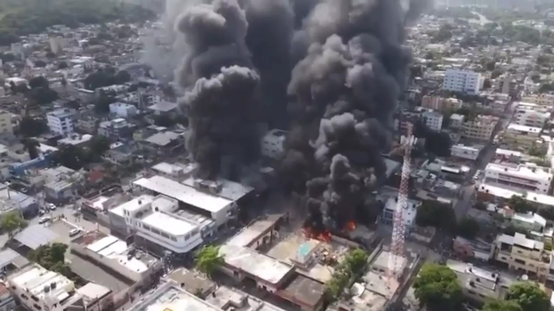 Una explosión trágica en San Cristóbal ha dejado tres personas fallecidas y numerosos heridos. Las autoridades trabajan para determinar la causa de la devastadora explosión y brindar asistencia a los afectados.