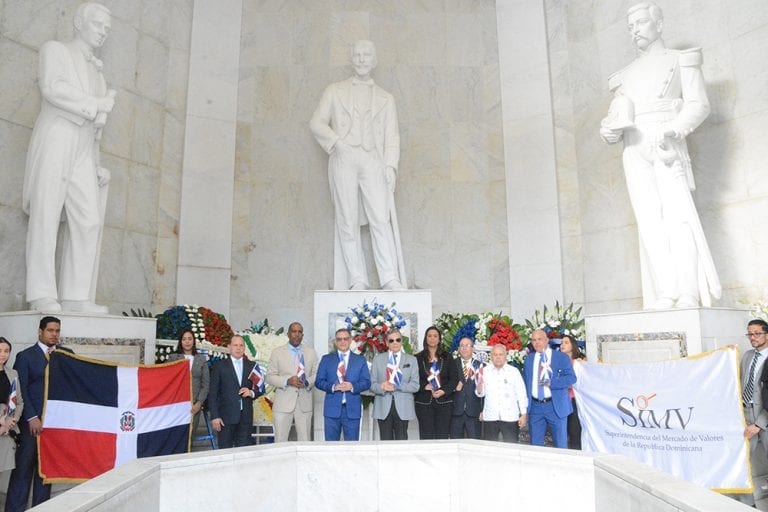 Colaboradores de APORDOM honran a los próceres en el Altar de la Patria