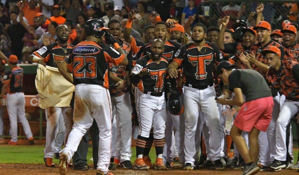 Los Toros del Este Vencen a los Leones del Escogido