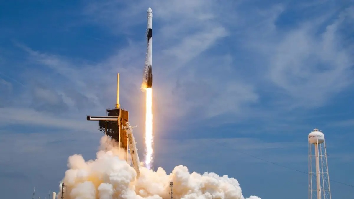 Despegue del cohete Falcon Heavy de SpaceX desde Cabo Cañaveral.