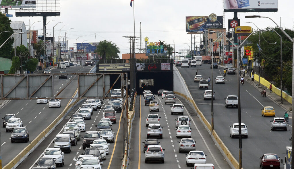 MOPC cierra 43 estructuras para mantenimiento en Santo Domingo.