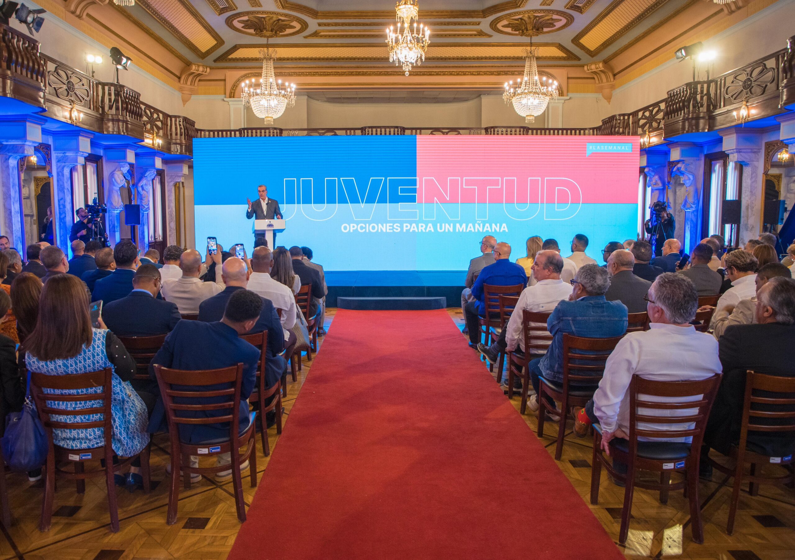 Presidente Abinader presenta avances de programas dirigidos a los jóvenes, que permiten su inserción educativa y laboral