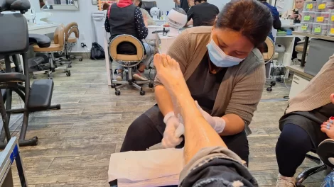 écnico de uñas en Nueva York: el 17% enfrenta problemas de salud reproductiva
