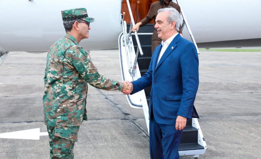 Abinader regresa de su viaje a Europa