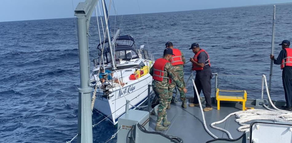 Armada dominicana rescata ciudadanos estadounidenses en embarcación a la deriva