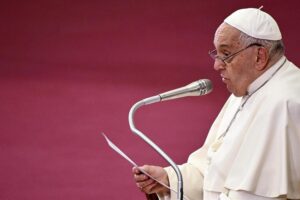 A dos días de participar en el G7, el papa recuerda que la guerra es siempre “una derrota”