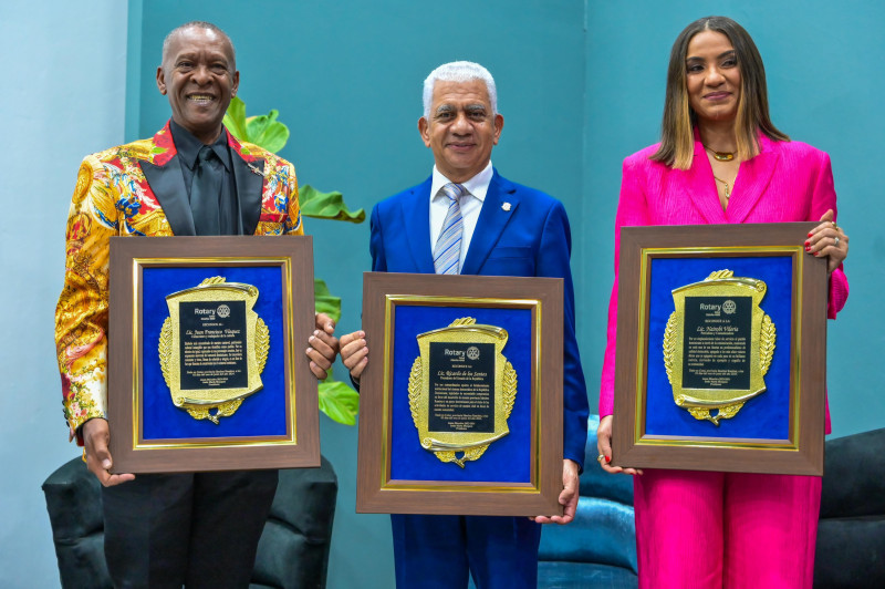 Reconocimiento al presidente del senado por el club de Cotuí