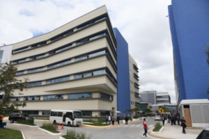 Gobierno culpa a empresa por parálisis de la Ciudad Sanitaria