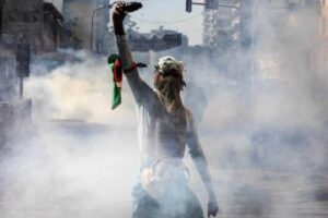 Manifestantes contra las subidas de impuestos asaltan e incendian el Parlamento de Kenia
