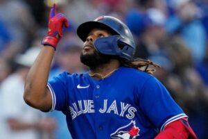 Vladimir Guerrero Jr. y George Springer con jonrones en la victoria de Azulejos sobre Yankees