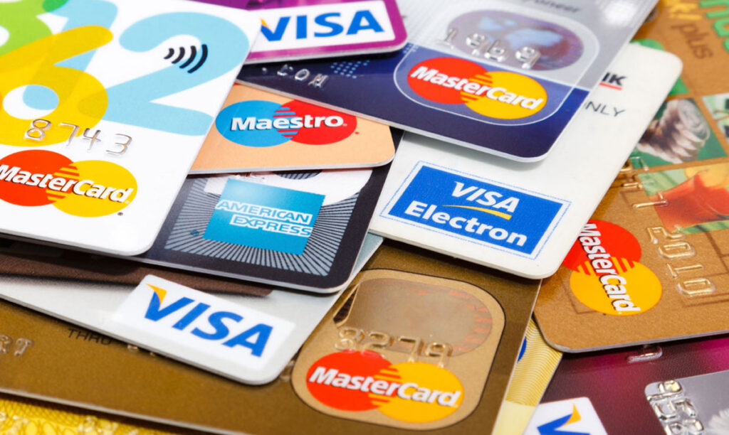 Más de un millón de tarjetas de crédito en RD superan el límite del salario promedio