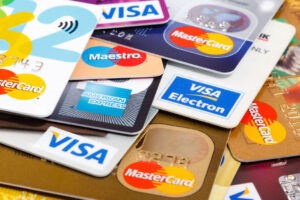 Más de un millón de tarjetas de crédito en RD superan el límite del salario promedio