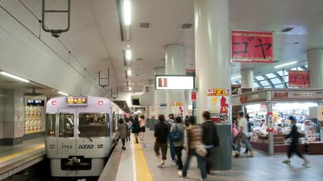 Un hombre muere en el tren de Tokio y se dieron cuenta 12 horas después