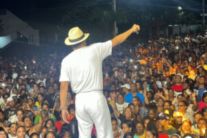 Hombre saca una pistola y apunta al escenario en fiesta de Wason Brazoban