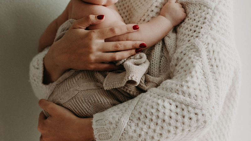 Brecha salarial entre madres latinas en EE.UU.