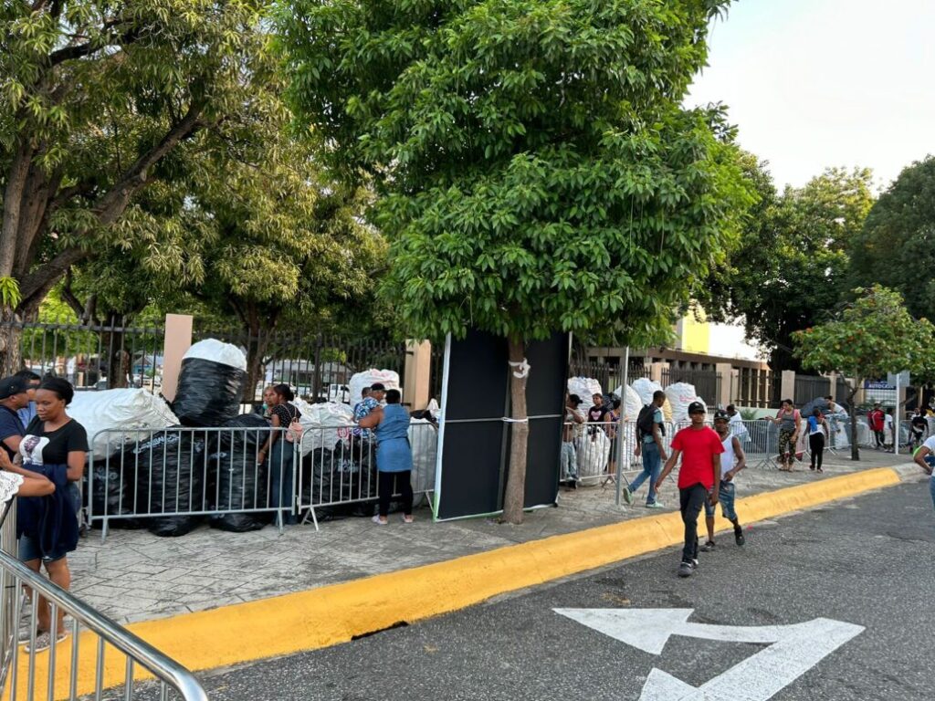Desde hoy, ciudadanos hacen filas para «Plásticos por Escolares» de la ADN