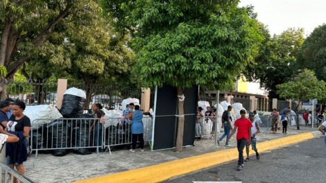 Desde hoy, ciudadanos hacen filas para «Plásticos por Escolares» de la ADN