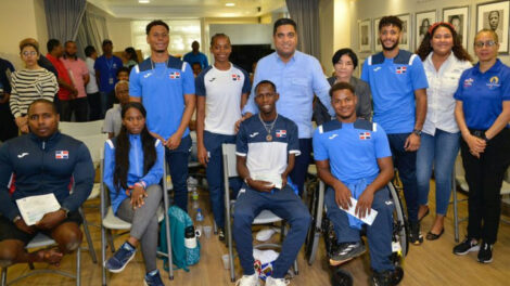 Ministro de Deportes, Kelvin Cruz, entrega de incentivos a los atletas paralímpicos