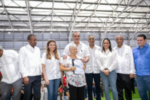 Impacto Histórico: Abinader Entrega 100,000 Títulos de Propiedad y Cambia Vidas