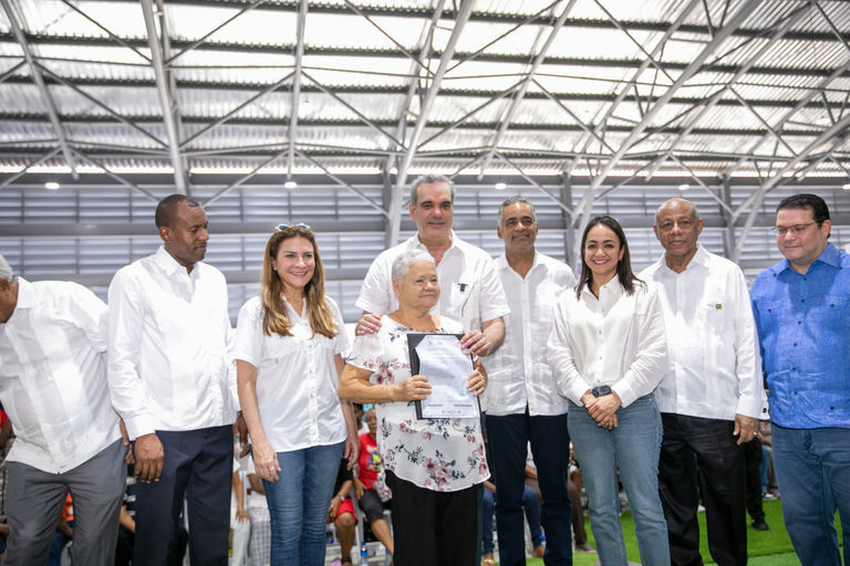 Impacto Histórico: Abinader Entrega 100,000 Títulos de Propiedad y Cambia Vidas