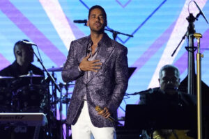 Romeo Santos celebra cumpleaños de su hijo mayor en el escenario