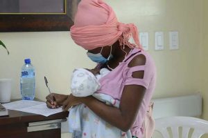 Denuncia hospitales no están registrando en «libro rosado» a hijos de padres extranjeros