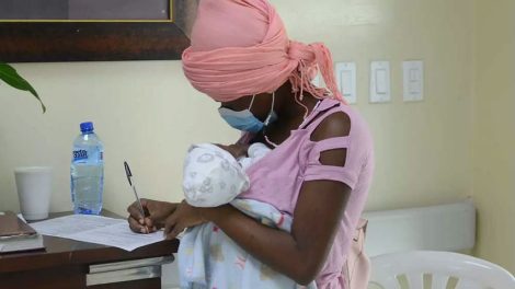 Denuncia hospitales no están registrando en «libro rosado» a hijos de padres extranjeros