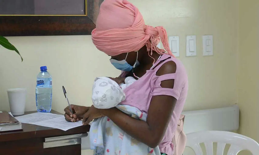 Denuncia hospitales no están registrando en «libro rosado» a hijos de padres extranjeros