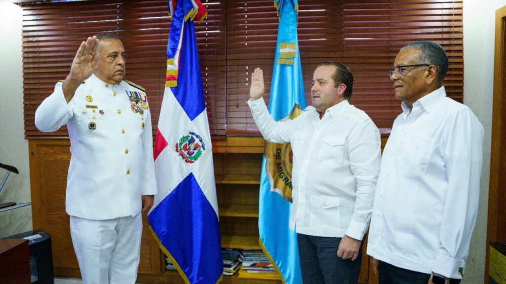MINISTRO DE LA PRESIDENCIA JURAMENTA AL NUEVO DIRECTOR DE MIGRACIÓN