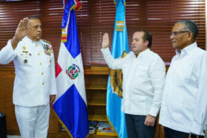 MINISTRO DE LA PRESIDENCIA JURAMENTA AL NUEVO DIRECTOR DE MIGRACIÓN