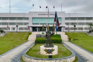 PRESIDENTE ABINADER DISPONE QUE MINISTERIO DE DEFENSA AMPLÍE COBERTURA HASTA 100 % PARA SERVICIOS DE SALUD QUE RECIBEN MIEMBROS FF.AA.