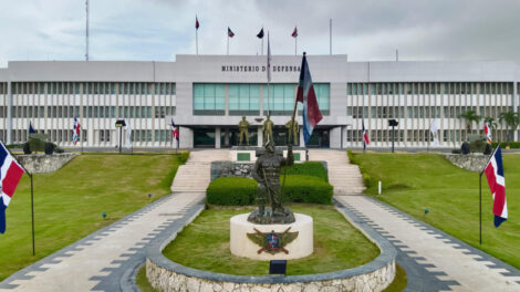 PRESIDENTE ABINADER DISPONE QUE MINISTERIO DE DEFENSA AMPLÍE COBERTURA HASTA 100 % PARA SERVICIOS DE SALUD QUE RECIBEN MIEMBROS FF.AA.