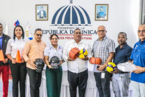 INEFI ENTREGA 38 CANCHAS REMOZADAS Y UTILERÍAS DEPORTIVAS, EN SAMANÁ