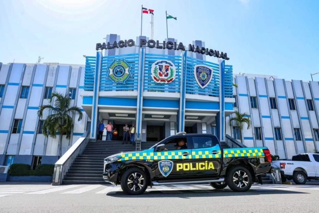 PRESIDENTE ABINADER PRESENTA LA NUEVA IMAGEN DE LA POLICÍA NACIONAL