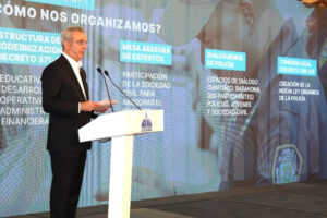 PRESIDENTE ABINADER PRESENTA LA NUEVA IMAGEN DE LA POLICÍA NACIONAL