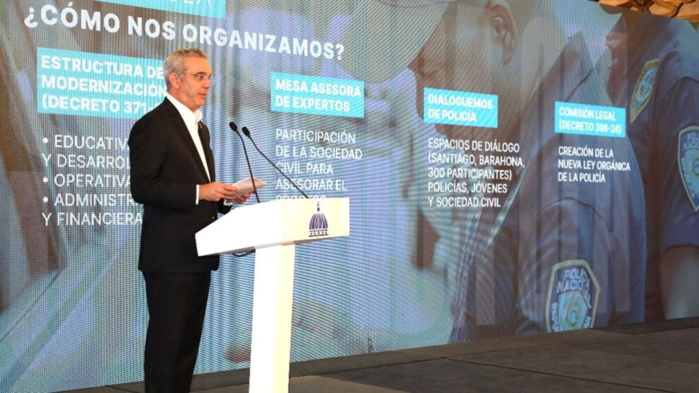 PRESIDENTE ABINADER PRESENTA LA NUEVA IMAGEN DE LA POLICÍA NACIONAL