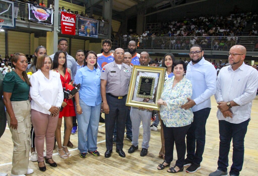 ASOCIACIÓN DE BALONCESTO SEIBANO RECONOCE AL MAYOR GENERAL GUZMÁN PERALTA