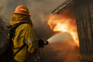 Incendio obliga al desalojo de más de 10,000 personas en California