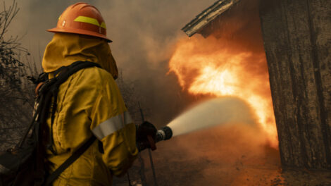 Incendio obliga al desalojo de más de 10,000 personas en California