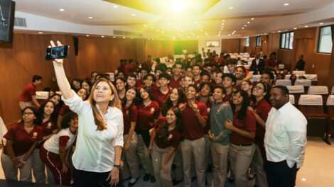 Carolina Mejía lleva charla de responsabilidad ciudadana a estudiantes de Loyola